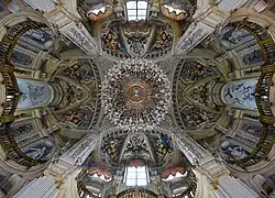 Потолок центрального зала