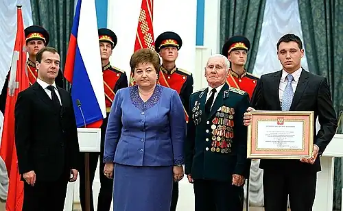 Вручение президентом делегации Анапы во главе с Т. Н. Евсиковой грамоты о присвоении почётного звания