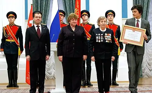 Вручение Д. А. Медведевым представителям Ломоносова грамоты о присвоении звания