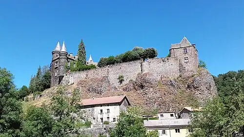 Вид замка со стороны деревни Ле Сайан