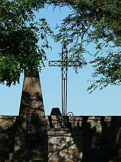 Крест и военный мемориал