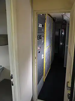 Коридор машинного отделения в модернизированном электровозе-лаборатории ЧС200-008, вид назад