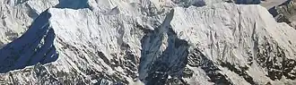Вид на гребень Чамланга с юго-востока (из самолёта). Чамланг I слева.