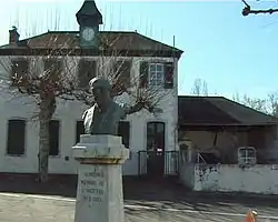 Школа и бюст химика Шарля Мурё