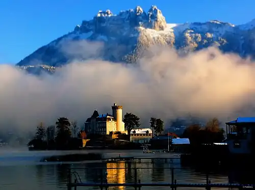 Вид Шатовьё на фоне гор