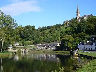 Вид на Шатонёф-дю-Фау с реки Он