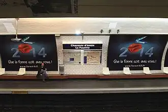 Вывеска с названием станции в зале линии 9