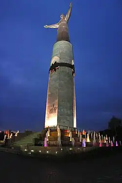 Монумент «Матери-Покровительнице» в Чебоксарах(2003 год)