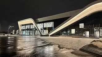 Вид на обновлённый аэропорт ночью