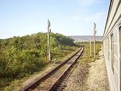 Окрестности станции Червлённая-Узловая. Внутриузловой путь, позволяющий движение из Гудермеса на Кизляр без смены направления движения по Червлённой-Узловой. Вид в сторону Гудермеса. 2011 год