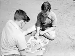 Два мальчика играют в китайские шашки, Монреаль, Июль 1942&nbsp;г.