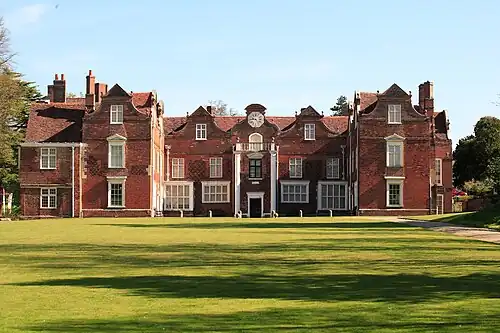 Бывший загородный дом Уайтпол-хаус (англ.&nbsp;Withipoll House) теперь находится в черте города Ипсуич (Англия)