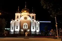 Подсветка собора ярко выделяет храм в темное время суток