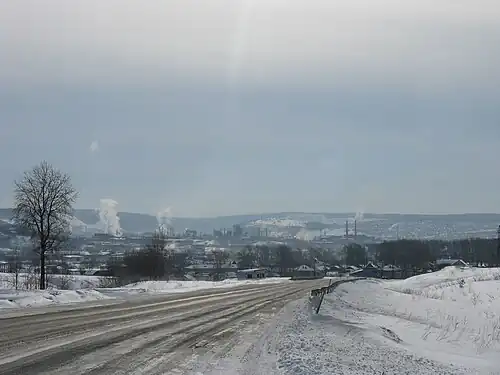 Панорама города Чусовой, на заднем плане промплощадка ЧМЗ