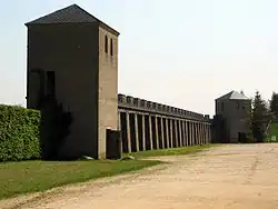 Фрагмент городской стены с башнями