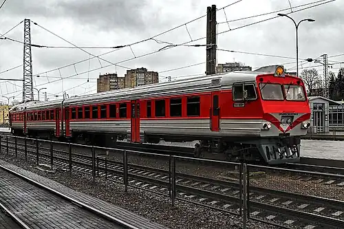 Двухвагонная секция поезда ДР1АМв. Вид на переоборудованный прицепной вагон