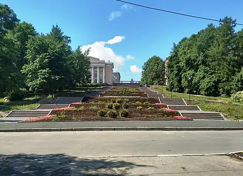 Лестничный спуск в створе улицы Германа Титова