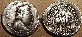 Серебряная тетрадрахма кушанского царя Герайоса (1-30 гг. н. э.) в греко-бактрийском стиле с всадником, коронованным греческой богиней победы Никой.Греческая легенда: ΤVΡΑΝΝΟVΟΤΟΣ ΗΛΟV — ΣΛΝΛΒ — ΚΟÞÞΑΝΟΥ «Тирана Герайоса, Санава, Кушана» (значение слова «Санав» неизвестно).