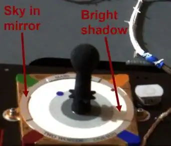 MarsDial марсохода «Спирит» с указанием на зеркальную секцию с отражением марсианского неба (англ.&nbsp;Sky in mirror) и на отбрасываемую тень (англ.&nbsp;Bright shadow)