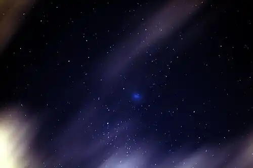 В момент вспышки комета находилась в оппозиции к Земле, её хвост был направлен от Солнца и Земли, поэтому в первые дни для земного наблюдателя комета выглядела  как яркая сфера