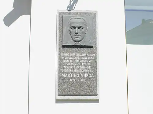 Мемориальная доска М.&nbsp;Нукше в&nbsp;Риге