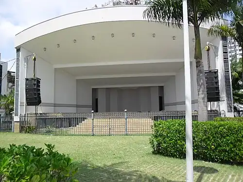 Отражающая раковина с дополнительными боковыми отражающими поверхностями в Белене, Бразилия