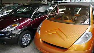 Концепт C3 Air (оранжевый) рядом с серийной моделью