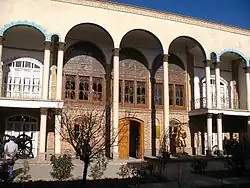 Передний фасад здания