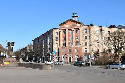 «Памятный знак городу Выборгу» и дом № 9/13