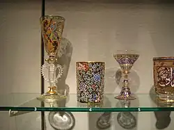 Изделия в испано-мавританском стиле (Богемия, 1878–1879; справа: фирмы Лобмейр, 1887). Музей стекла Корнинга, Нью-Йорк