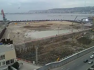 Строительный участок (01.03.2013): Остров сформирован, начало тестирования установки свай на нём; свайные работы на наземной части завершаются