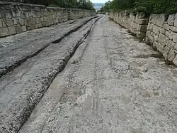 По этим улицам ездили много сотен лет, они напоминают улицы Помпей в Италии.