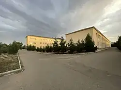 Школа №1 в Дуярли, вид сзади