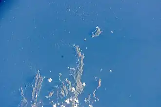 Космический снимок островов Д’Юрвиль и Стивенс (крайний сверху)