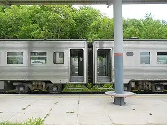 Вид сбоку на сцепление вагонов