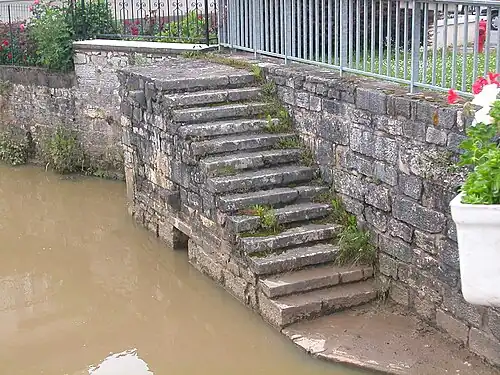 Лестница, спускающаяся к реке Салон