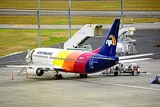 Левая сторона самолёта Boeing 737 (DQ-FJD) — в ливрее Air Pacific 1999 год