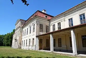 Фасад бокового крыла дворца