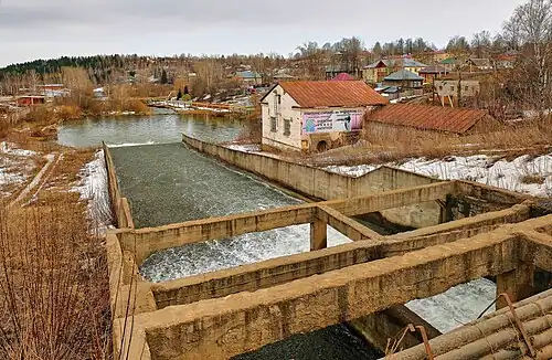 Слив плотины Очёрского пруда