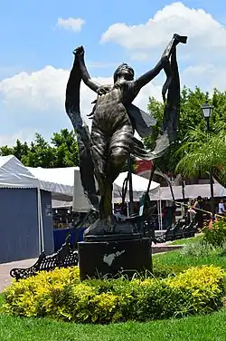 Статуя танцовщицы