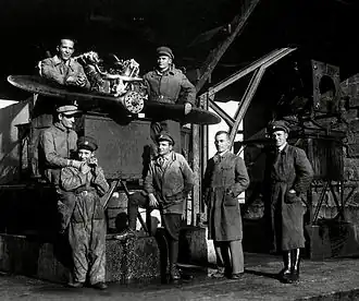 Авиамеханики ДАР испытывают двигатель после ремонта. 1920-е годы