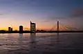 Вантовый мост через Даугаву, на заднем плане&nbsp;— здание Saules akmens