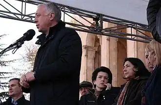 Гамкрелидзе произносит речь перед митингующими напротив здания Общественного телевидения Грузии 14&nbsp;апреля 2009 года