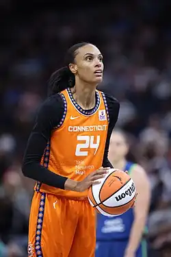 Боннер в игре за «Коннектикут Сан» против «Миннесота Линкс» (4 июля 2024 года)