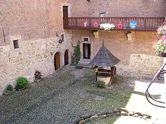 Внутренний двор и колодец