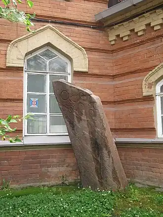 Иволгинский оленный камень у входа в Иркутский областной краеведческий музей