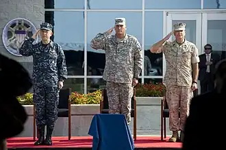 Церемония закрытия Межвидового командования ВС США. Слева направо: адмирал Майк Муллен, генерал Рэймонд Одиерно, сержант-майор Брайан Батталья