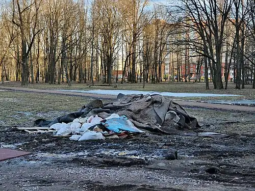 Строительный мусор, пролежавший около полугода в верхней части Демидовского парка (апрель 2023 г.).