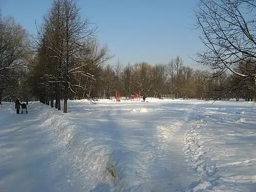 Зима в парке (февраль 2011 г.). Вид на спорт-площадку (до её замены на новую в 2023 году) и на… Зимой запрет на выгул собак нарушается не меньше чем летом.