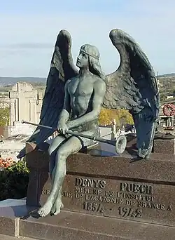 Надгробие Дениса Пюэша со скульптурой «Ангел Воскресения» его же авторства (ангел ожидает, когда трубить)